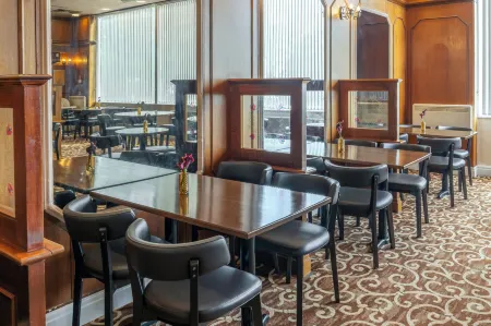 Russ Hill Hotel Отели в г. Доркинг