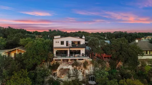 Cliffside Luxury Waterfront Home.  Stunning Views Year Round!!!  Pet-Friendly.