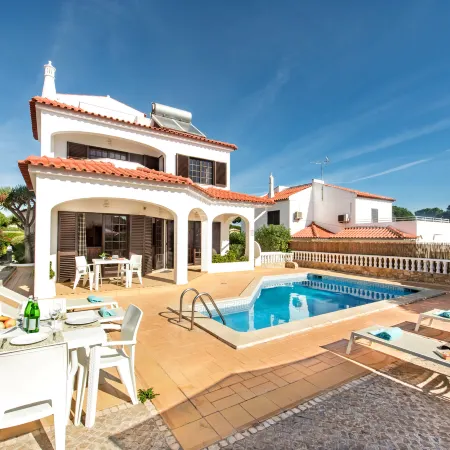 Spacious 4 Bedroom Villa, Private Pool, Free Air Conditioning and Wifi