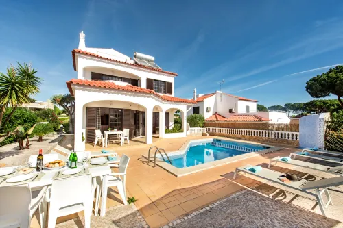 Spacious 4 Bedroom Villa, Private Pool, Free Air Conditioning and Wifi