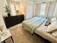 Lakefront Luxury Cabin- Dock, Hot Tub, Firepit, Kayaks, Game Room, Bunk Room