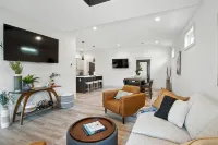 Brand New Cool Comfy Lawrence Retreat 3 Bedroom Duplex