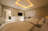 River Hotel