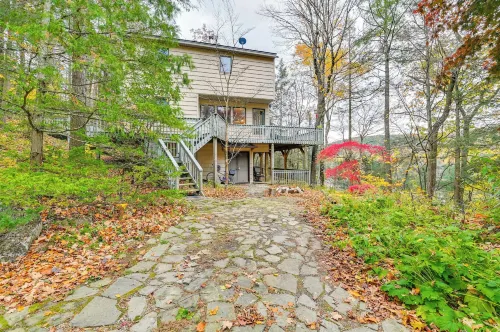 Great Barrington Lakeside Getaway w/ Kayak & Grill - Parkplatz