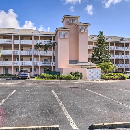 Jupiter Bay Condo w/ Pool < Half Mile to Beach!