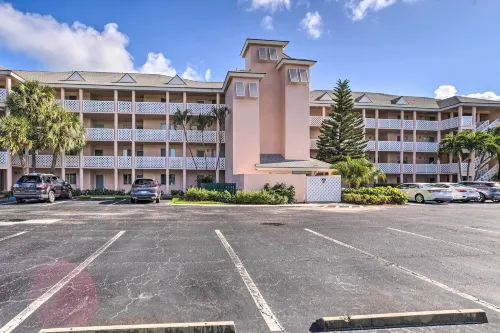 Jupiter Bay Condo w/ Pool < Half Mile to Beach! - Parking