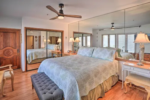 Quiet Avalon Getaway Villa w/ Ocean View & Balcony - Balkoner