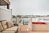 Canal-Front Escape w/ Dock: Walk to Maryland Beach - parcheggio