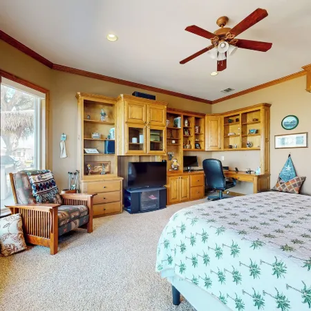 Lakefront Estate: Stunning Views, Deck, Bar & Dock