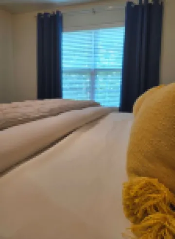 Cozy King Suite / Smart TVs / Self Check-in / Free Parking & Wi-Fi