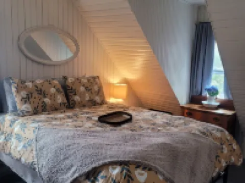 Charming lake house retreat, great for the whole family! 45 min to Cooperstown! Hotels in Chenango County