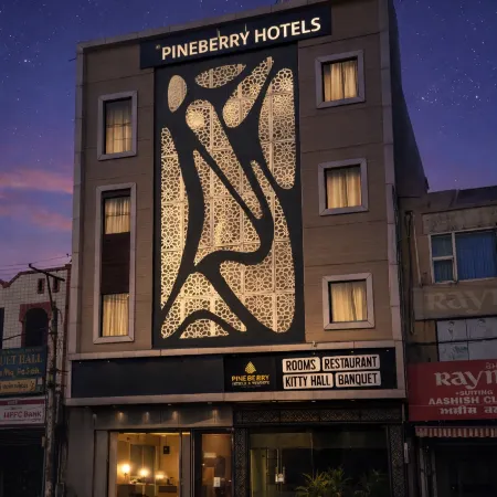 Pineberry Hotels - Near Golden Temple Отели рядом с достопримечательностью «Колледж Хальса»
