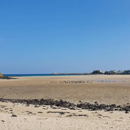 Seogwipo Pyoseoncaravan Отели рядом с достопримечательностью «Пляж Пёсон»