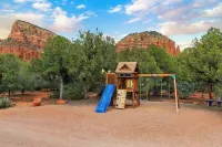 Grand Chapel Estate - Pool, Pickleball & Stunning Red Rock Views