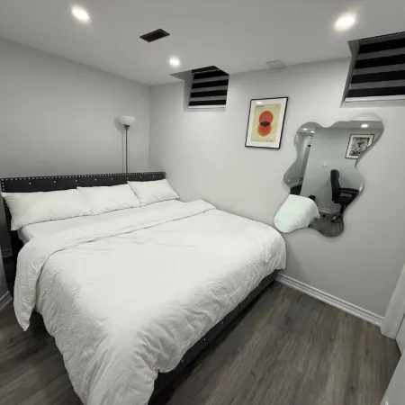 Cozy Two-Level Apartment with Separate Entrance in Brampton Отели в г. Брамптон