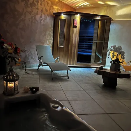Le Cabanou - Private Spa in the Countryside. Quiet, Natural Setting with Superb Views