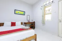 RedDoorz Syariah Near Grand Kota Bintang - Pensions