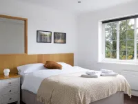 Straight Inn Hotels in Sutton