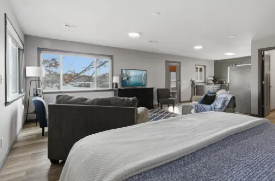 Charming & Cozy Waterfront Cabin at 21mm Near Shorty Pants