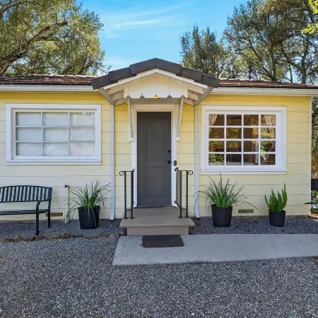 Grapevine Cottage by AvantStay