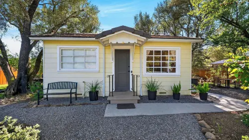 Grapevine Cottage by AvantStay