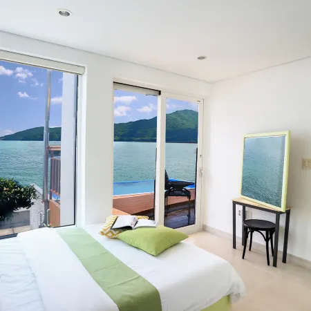 Geoje Black Pearl Marina Resort Отели рядом с достопримечательностью «Скала Синсондэ»