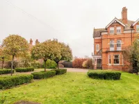 Beautiful 5 Bedroom Home in Evesham Hotels in Evesham