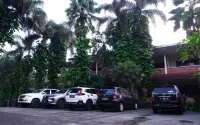 Augusta Hotel & Glamping Sukabumi - parking