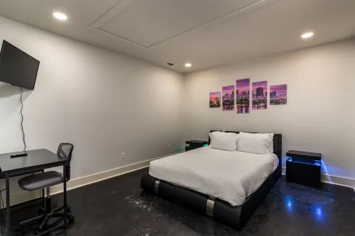 Spacious Downtown Retreat with Rooftop Terrace!