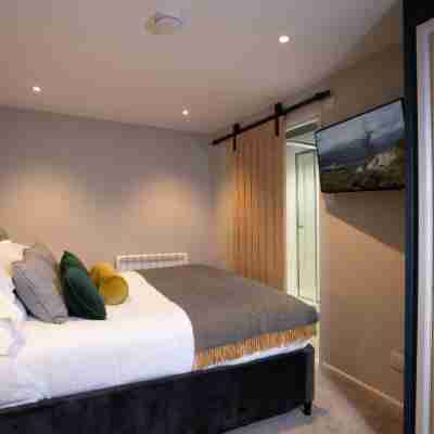 Contemporary Home with Sky Glass by LetMeStay Rooms
