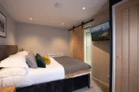 Contemporary Home with Sky Glass by LetMeStay - بوتيك