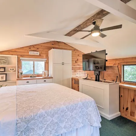 'Skylight' Adirondack Cabin w/ on-Site Lake