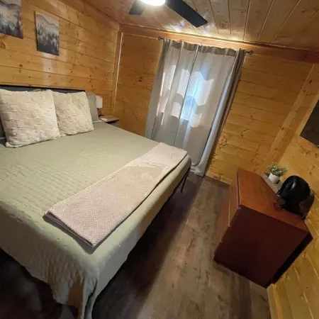 NEW Charming 3-bedroom cabin with WiFi, Hot Tub & ATV trailer parking in RRG