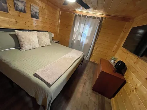 NEW Charming 3-bedroom cabin with WiFi, Hot Tub & ATV trailer parking in RRG