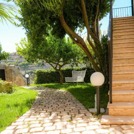 LUS GARDEN