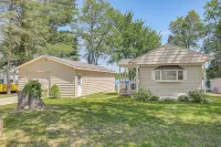 Boating and Swimming On-site! Lakefront Cadillac - Wifi