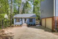 Beautiful Raleigh Cottage Rental 5 Mi to Downtown - spa
