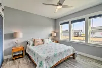 Ocean Shores Getaway w/ Fireplace & Hot Tub! - 3-Star
