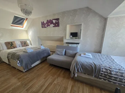Adams Guest House - 2-Star