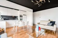 Renovated Retro Apartment Near Harbour Front Walks - Condos
