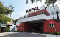 Kapal Garden Hotel at Rekreasi Sengkaling - Kolam Renang