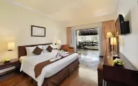 Grand Whiz Hotel Trawas Mojokerto - parcheggio