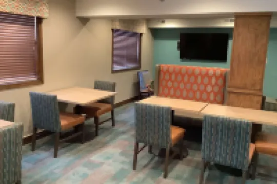 Super 8 by Wyndham Lincoln West