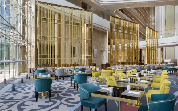 Hilton Astana Отели рядом с достопримечательностью «Парк Влюбленных»