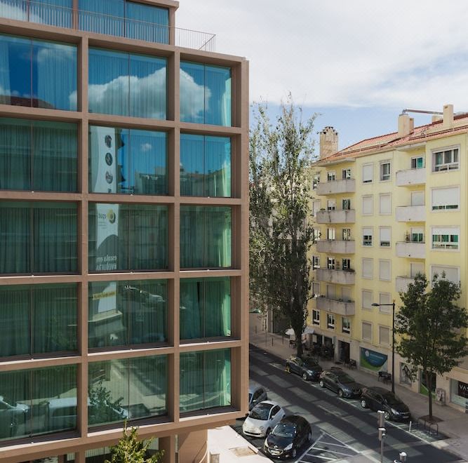 루멩 호텔의 현대적인 로비와 인테리어