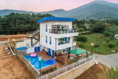 Hwasun the Holiday Castle Pension Отели в г. Хвасун