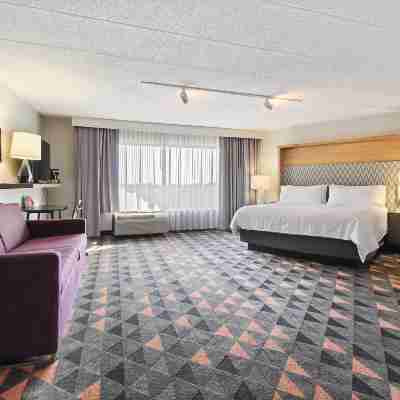 Holiday Inn Chicago NW Crystal LK Conv Ctr Rooms