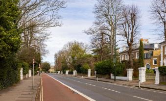 The Richmond Upon Thames Escape - Modern & Bright 2Bdr Flat with Parking