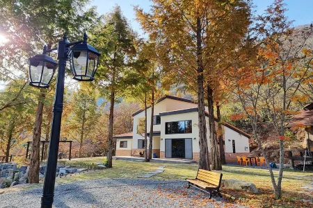 Yeongwol Sweet House Отели рядом с достопримечательностью «Byeolmaro Observatory»