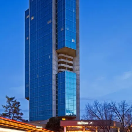 Hilton Alexandria Mark Center Отели рядом с достопримечательностью «Маяк Джонс-Пойнт»
